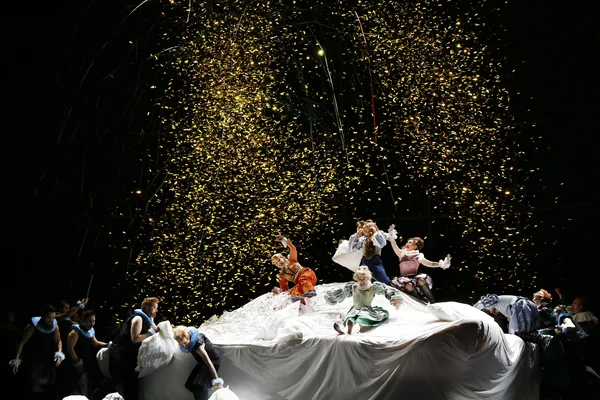 Erfolgreicher Coup von Mrs. Quickly (Ulrike Schneider, li), Mrs. Meg Page (Maya Gour ), Mrs. Alice Ford (Solen Mainguené), Nannetta (Olena Tokar). Ensemble, Chor der Oper Leipzig.