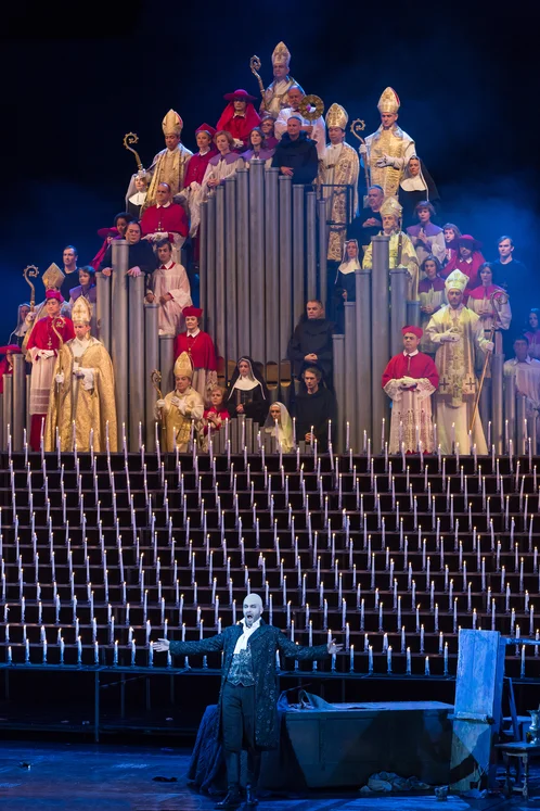 Wiederaufnahme 01. Okt. 2017 // Scarpia (Tuomas Pursio), Chor der Oper Leipzig