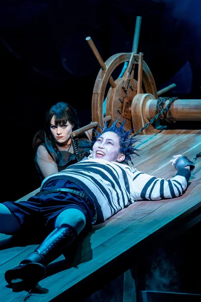 Wednesday (Olivia Delauré, links), Pugsley (Da-yung Cho)