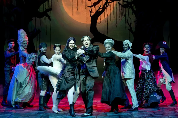 Morticia Addams (Franziska Becker), Gomez Addams (Tobias Licht) und ihre Ahnen (Ballett der Musikalischen Komödie)