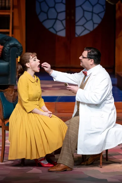Eliza Doolittle (Mirjam Neururer) und Prof. Henry Higgins (Milko Milev)