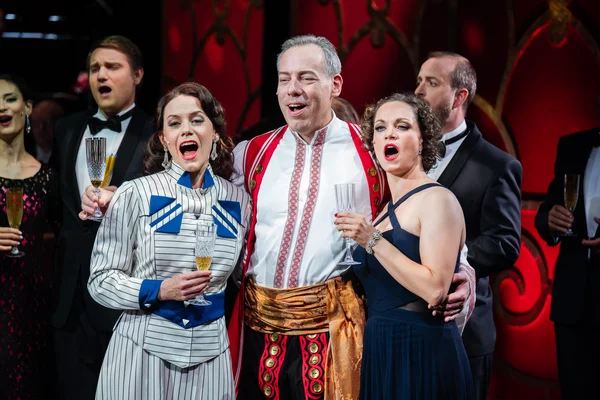 Mirjam Neururer, Michael Raschle und Olivia Delauré vor dem Chor der Musikalischen Komödie