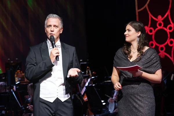 Michael Nündel, Musikdirektor der Musikalischen Komödie, und Dramaturgin Inken Meents, die als Moderatorin durch den Abend leitet