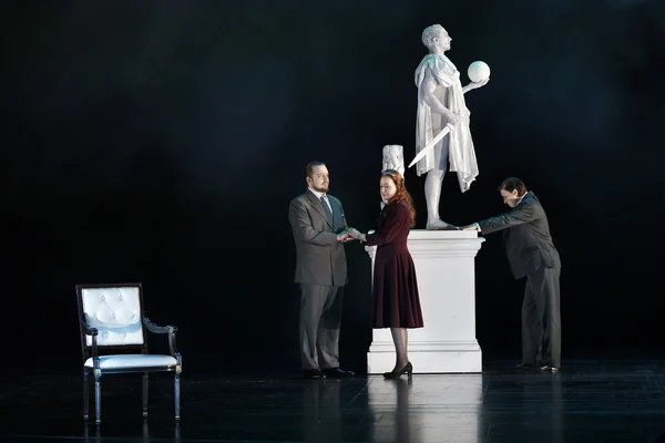 Curio (li, Peter Dolinšek), Cornelia (Ulrike Schneider) und Sesto (re, Kathrin Göring)