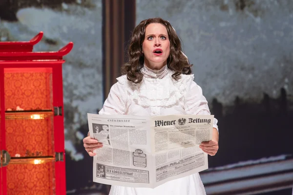 Elisabeth von Ephrussi (Nora Lentner) verfolgt die Ereignisse des 1. Weltkriegs in der Zeitung