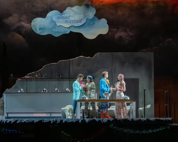 vlnr: 
Ferrando (Josh Lovell), 
Fiordiligi (Athanasia Zöhrer), 
Guglielmo (Jonathan Michie), 
Dorabella (Gabrielė Kupšytė)