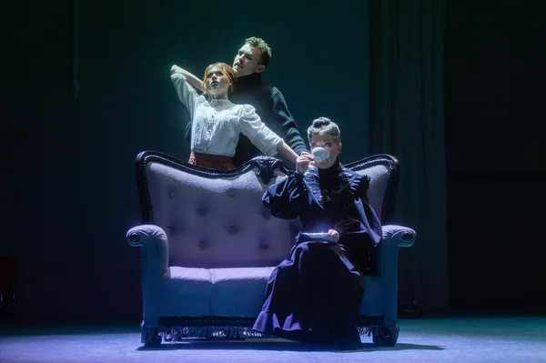 Samantha Gaul (L’Inconnue), Einar Dagur Jónsson (Nicolas),  Ulrike Schneider (Madame Debord)