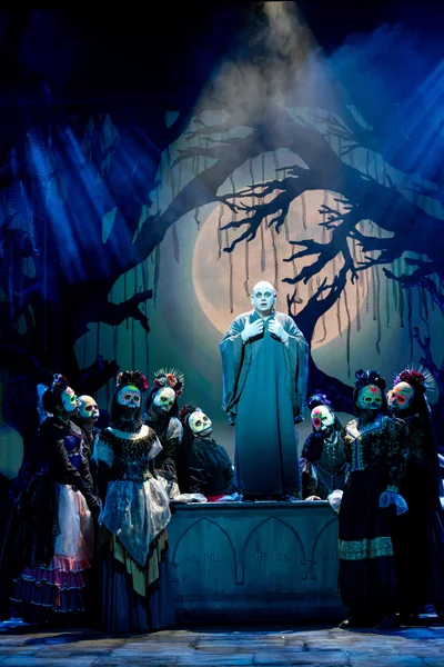 Onkel Fester (André Haedicke) und die Ahnen der Familie Addams  (Chor der Musikalischen Komödie Leipzig)