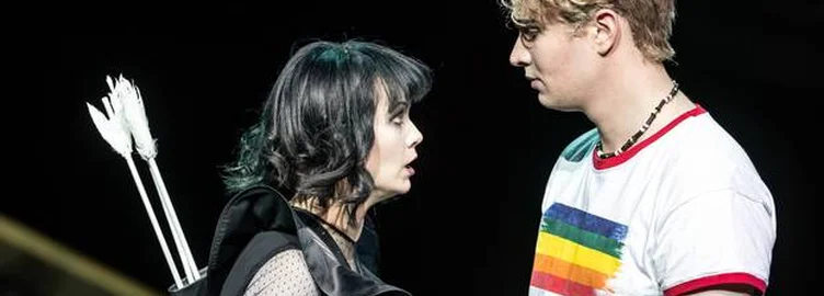 Olivia Delauré (Wednesday Addams) und Johann Zumbült (Lucas Beineke)