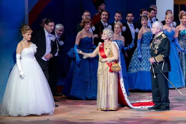Eliza Doolittle (Mirjam Neururer), Prof. Henry Higgins (Milko Milev), die Königin von Transsylvanien (Martina Mühlnikel) und der Chor der Musikalischen Komödie