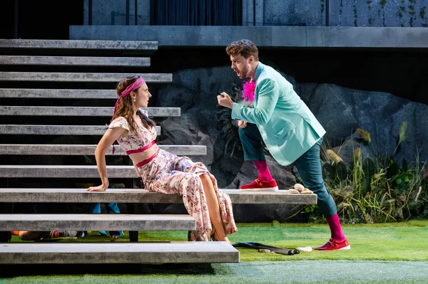 Dorabella (Gabrielė Kupšytė) und Ferrando (Josh Lovell)