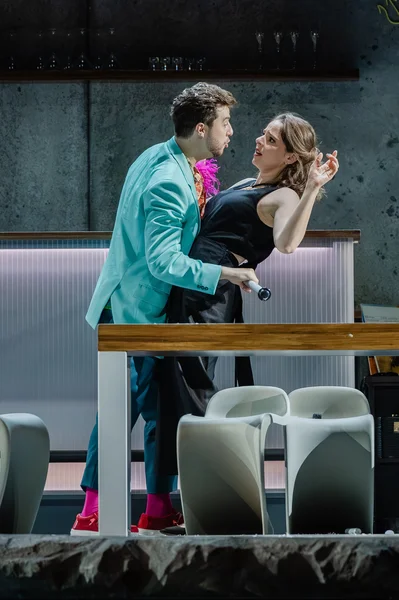 Fiordiligi (Athanasia Zöhrer) und Ferrando (Josh Lovell)
