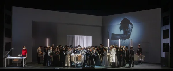 Gabrielė Kupšytė (Anouk, ganz links), Chor der Oper Leipzig