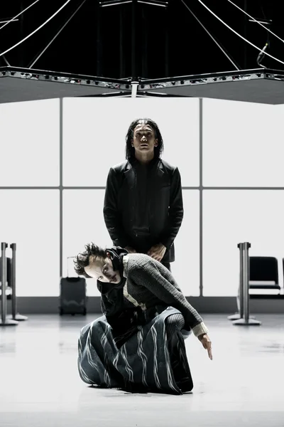 Andrea Carino (Hades), Marcelino Libao (Eurydike, above)